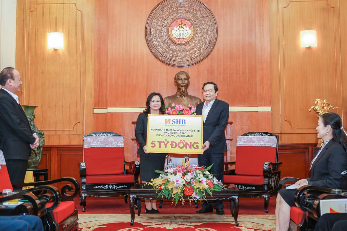 Ngan hang va doanh nghiep cua bau Hien tiep tuc ung ho phong chong COVID-19