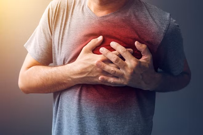 Bệnh tim: Cũng giống bệnh tiểu đường, các bệnh liên quan đến tim làm thay đổi lưu lượng máu đến cơ quan sinh dục và ảnh hưởng đến đời sống "chăn gối" của bạn. Những người bị huyết áp cao cũng gặp vấn đề này. Thay đổi lối sống, đặc biệt là chế độ ăn uống và thói quen tập luyện, có thể giúp ích rất nhiều. Ảnh: Medicalnewstoday.