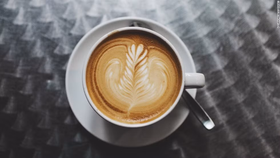 Cà phê: Giống như socola, cà phê chứa nhiều chất chống oxy hóa. Bên cạnh đó, hàm lượng caffein có trong cà phê giúp nâng cao hiệu suất khi tập luyện, giúp tăng cơ nhanh chóng.