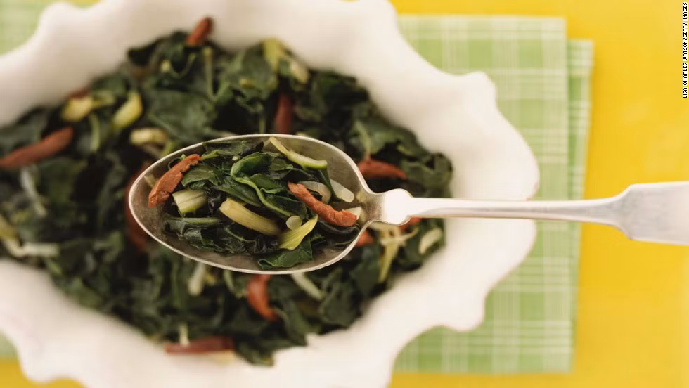 Rau cải rổ: Rau cải rổ hay còn gọi là collard greens xào hay luộc đều rất tốt cho người giảm cân. Rau cải rổ chứa ít calo, nhiều vitamin A và K giúp tăng cường hệ miễn dịch, thúc đẩy trao đổi chất. Bên cạnh xào hay luộc, bạn cũng có thể chần qua rau cải rổ với nước sôi rồi trộn salad cùng cà chua nướng, thịt xông khói và nấm. 