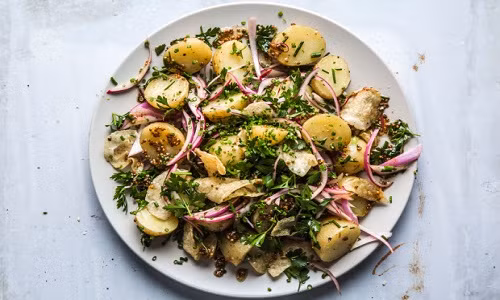 Thay vì dùng bột nâu đỏ để tạo màu cho món salad. Bạn có thể sử dụng khoai tây vỏ đỏ, kết hợp cùng miếng cá hồi nhỏ để món ăn thơm, ngon, đậm đà hương vị.