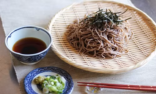 Theo cách ăn truyền thống, mỳ Soba có hai hình thức lựa chọn: một là mỳ rửa qua nước lạnh, đặt lên nan tre, thưởng thức cùng nước chấm.