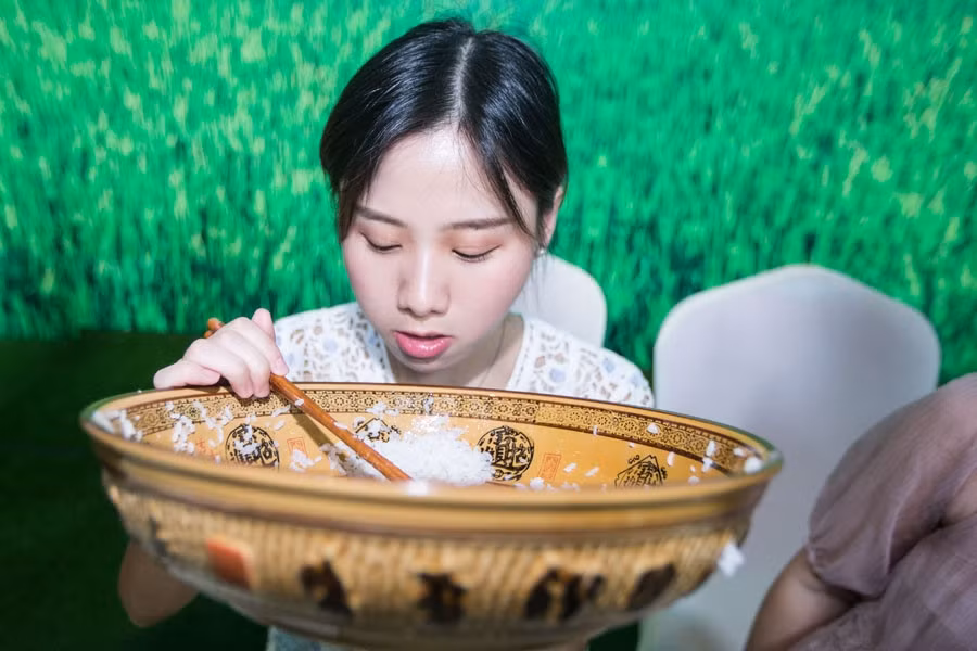 1. Mật Tử Quân (26 tuổi, đến từ Trùng Khánh, Trung Quốc) còn được cộng đồng mạng biết đến với nickname Mi Zijun. Tử Quân từng là một trong những cô gái được tìm kiếm nhiều nhất ở Trung Quốc với kỷ lục ăn 4 kg cơm trắng trong 80 phút. Ngoài ra, cô gái 26 tuổi còn khiến nhiều người nể phục khi một mình ăn hết 4 kg thịt bò đã thái sẵn, 108 chiếc nem, 12 gói mì ăn liền hay 52 chiếc bánh ngọt.