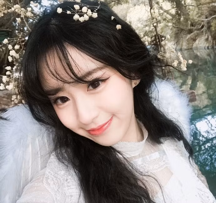 Vài người nhận xét cô có nhiều nét giống với thành viên nhóm nhạc nữ nổi tiếng TWICE - Sana.