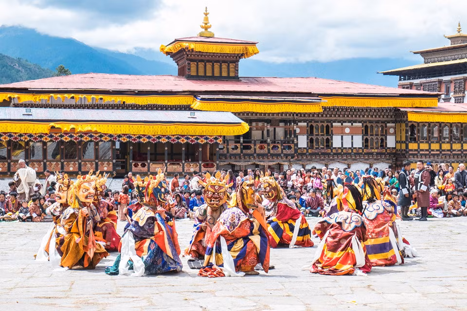 Đến xứ sở hạnh phúc nhất thế giới Bhutan vào thời khắc đẹp nhất năm là trải nghiệm ấn tượng cho mọi tín đồ du lịch. Mùa xuân Bhutan là lúc hoa đỗ quyên nở rộ, người dân cũng háo hức chuẩn bị cho lễ hội truyền thống Paro Tshechu vào tháng 4 hàng năm. Dự lễ hội, bạn sẽ được ban phước lành cùng những lời chúc tốt đẹp theo quan niệm của người địa phương.