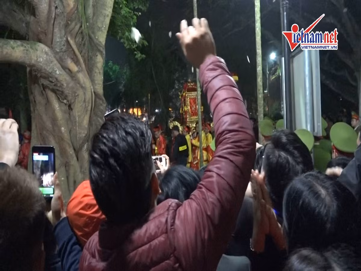 Ngay khi kiệu rước ấn đền Trần được đưa từ sân đền Cố Trạch sang sân đền Thiên Trường, người dân đứng chờ đã vo sẵn tiền lẻ, rào rào ném tiền vào đoàn rước kiệu. Nhiều người cho rằng ném tiền về phía kiệu rước là cách để lấy lộc, cầu may. Có người còn cố xông qua vòng vây an ninh để mong được sờ tay lên kiệu Ngọc Lộ để cầu may nhưng đã bị ngăn lại.