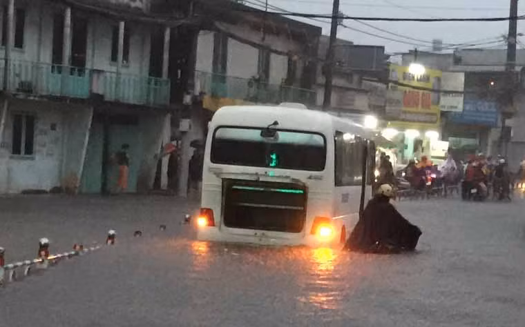 Chiếc xe khách cũng cùng chung số phận.