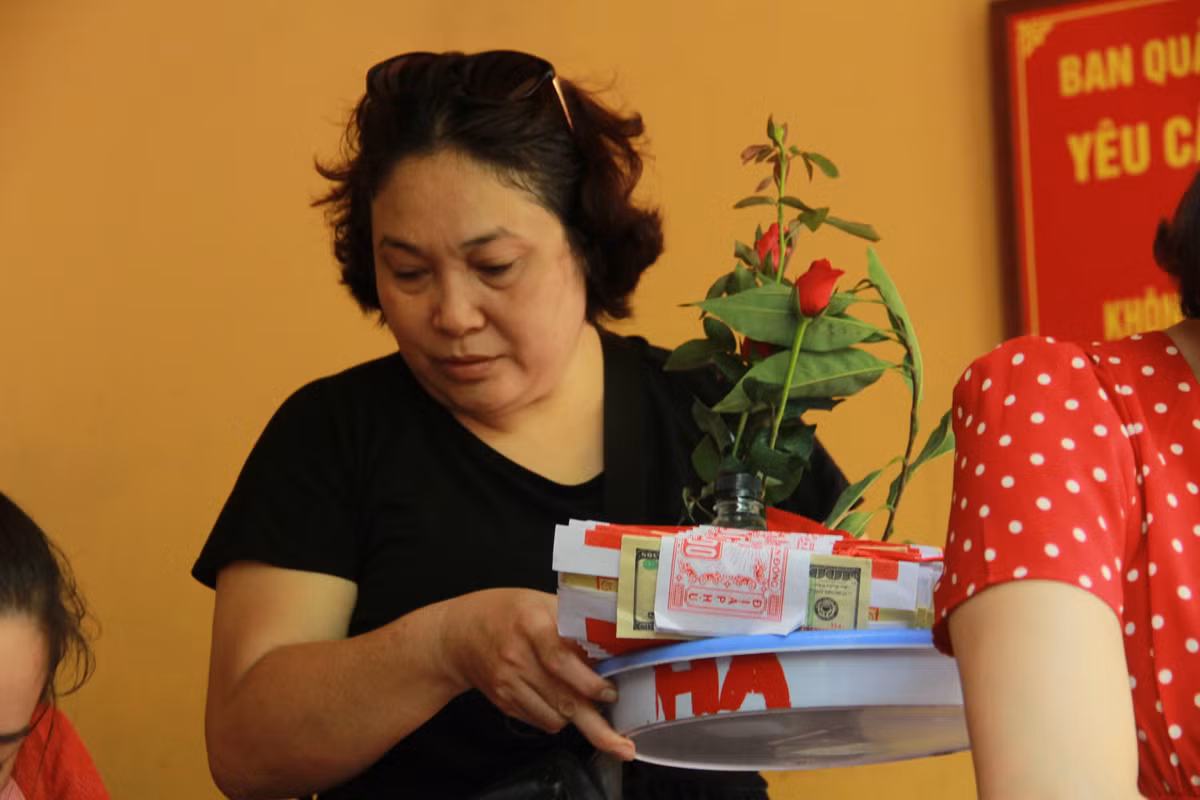 Người dân tất bật từ sáng sớm.