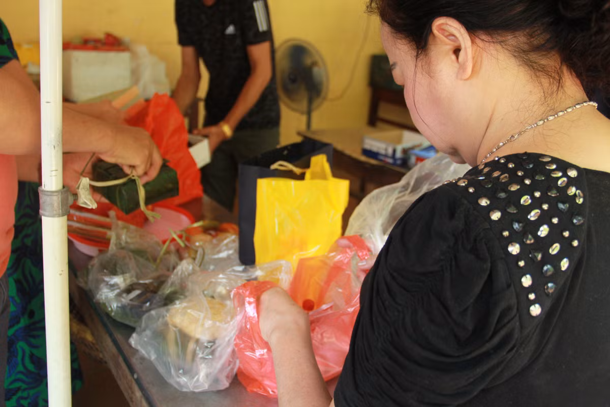 Một người dến dâng hương tại Phủ Tây Hồ cho biết - “Không phải ngày nghỉ nhưng nhân ngày rằm, lễ Vu Lan nên tôi vẫn cố gắng thu xếp công việc đến phủ để cầu bình an cho cha mẹ và gia đình”,