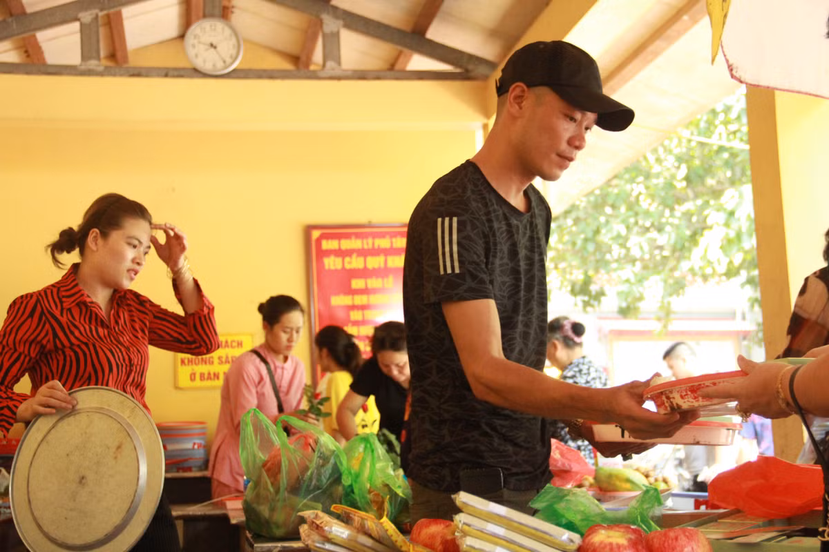 Anh Hùng, một tiểu thương tại đây cho biết, do hôm nay là ngày lễ Vu Lan nên người dân đến Phủ Tây Hồ đông hơn rất nhiều so với những ngày thường.