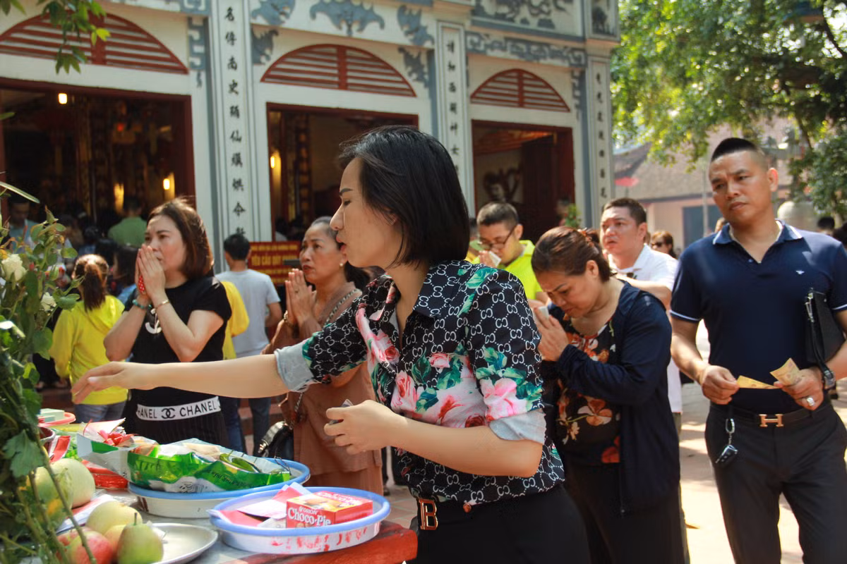 Lễ Vu Lan báo hiếu năm nay không rơi vào ngày nghỉ trong tuần nhưng lượt người đến Phủ Tây Hồ vẫn rất đông.