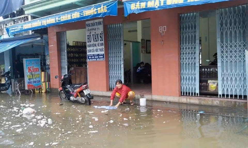 Ông Phan Thanh Hùng, Chánh văn phòng Ban phòng chống lụt bão tỉnh Thừa Thiên - Huế, cho biết do lượng mưa ở thượng nguồn lớn khiến các hồ, đập thủy điện đang ở mức giới hạn. Hiện, các đập thủy điện vẫn tiếp tục điều tiết lượng nước đến bằng lượng nước xả, cố gắng không gây lũ lớn ở hạ nguồn các sông". 