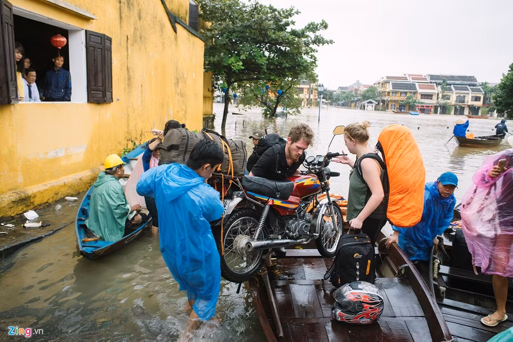 Du khách nước ngoài thuê thuyền, đổi khách sạn chuyển sang khu cao ráo không bị ngập để ở. Dịch vụ thuê thuyền dành cho khách du lịch là 100.000 đồng/người có giới hạn thời gian.