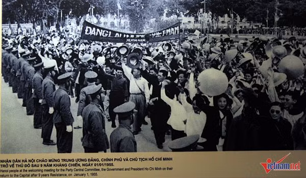 Nhân dân vui mừng chào đón Chủ tịch Hồ Chí Minh và đoàn lãnh đạo Trung ương Đảng, Chính phủ trở về Thủ đô năm 1955 