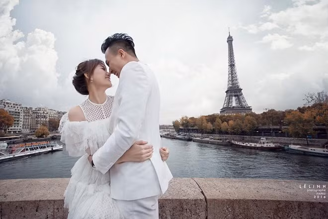 Trấn Thành khẳng định anh mong mỗi ngày là một nụ cười khi ở bên Hari Won. Cũng vì cô, anh sẵn sàng từ bỏ sự khó chịu về chuyện kết hôn. Giây phút lãng mạn của đôi tình nhân ở thủ đô Paris xinh đẹp ở nước Pháp.