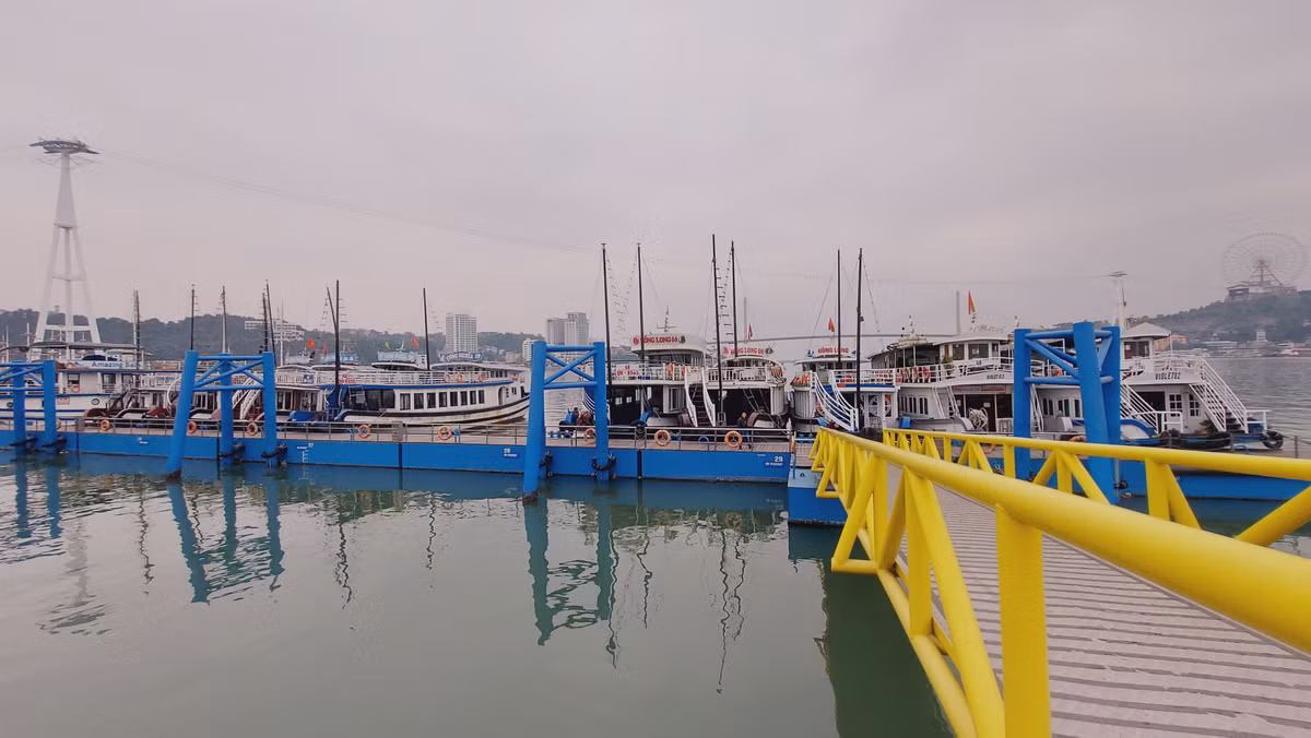 Thường ngày, bến cảng luôn tấp nập người. 