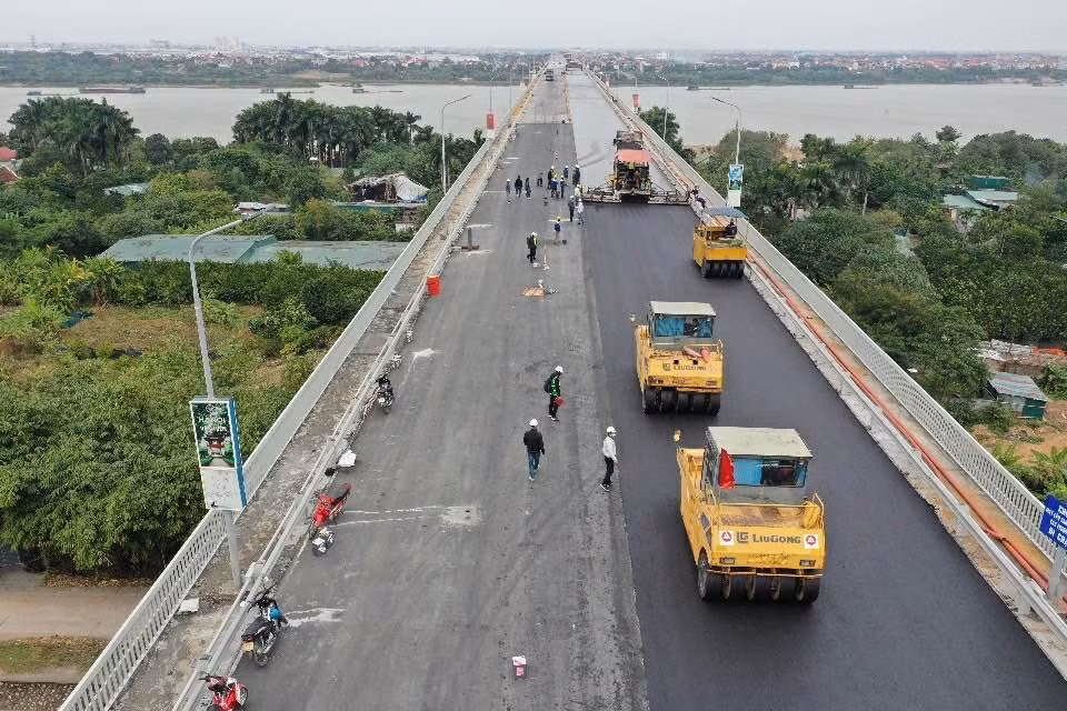 Theo ông Nguyễn Văn Huyện, Tổng cục trưởng Tổng cục đường bộ Việt Nam, nguyên nhân chính gây hư hỏng mặt cầu Thăng Long là do cấu tạo của bản thép mặt cầu dày 14mm là mỏng so với tiêu chuẩn hiện nay tối thiểu bằng 18mm, do đó bản mặt cầu thép biến dạng uốn quá mức gây nứt lớp bê tông nhựa bên trên.