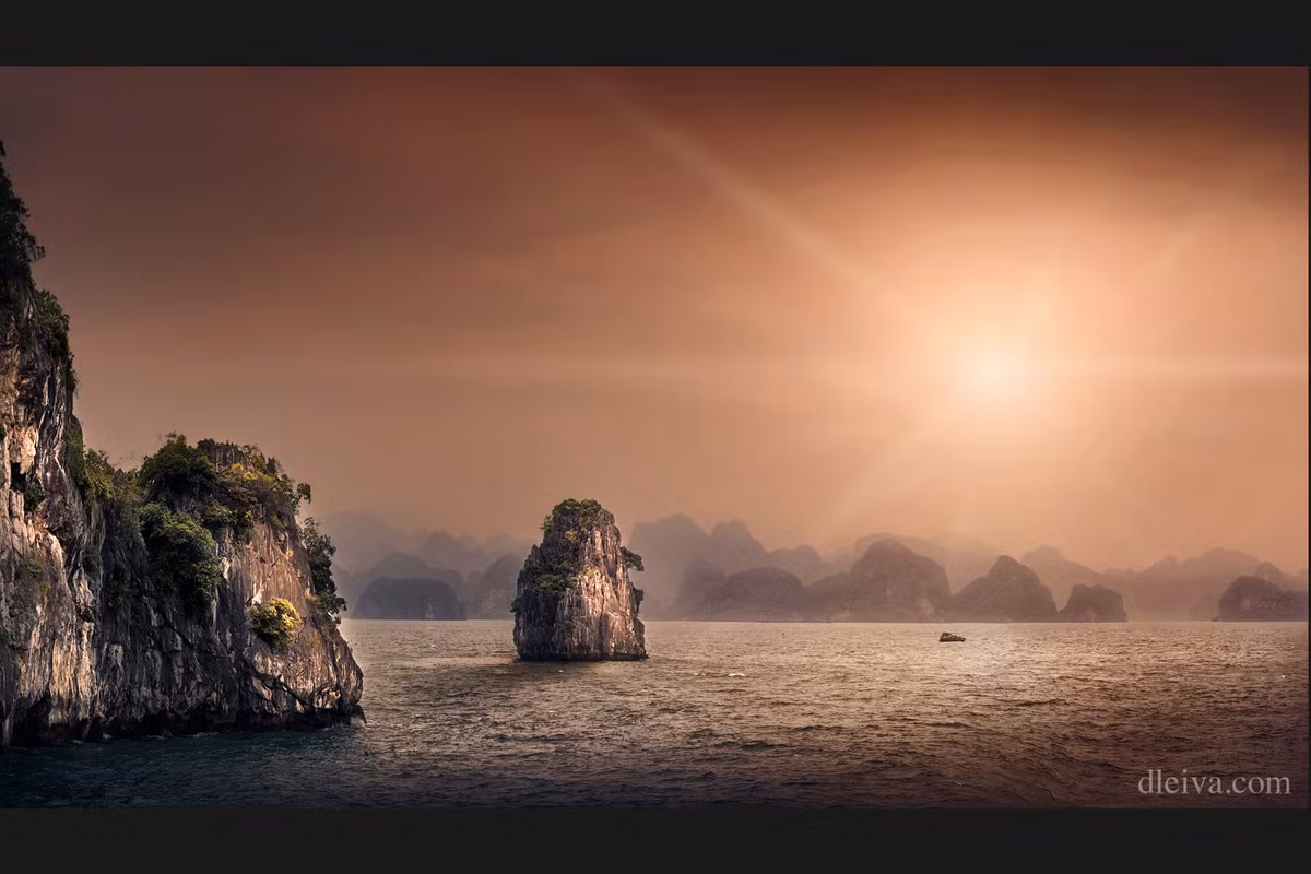 Khung cảnh đẹp như cõi thần tiên ở Vịnh Hạ Long.
