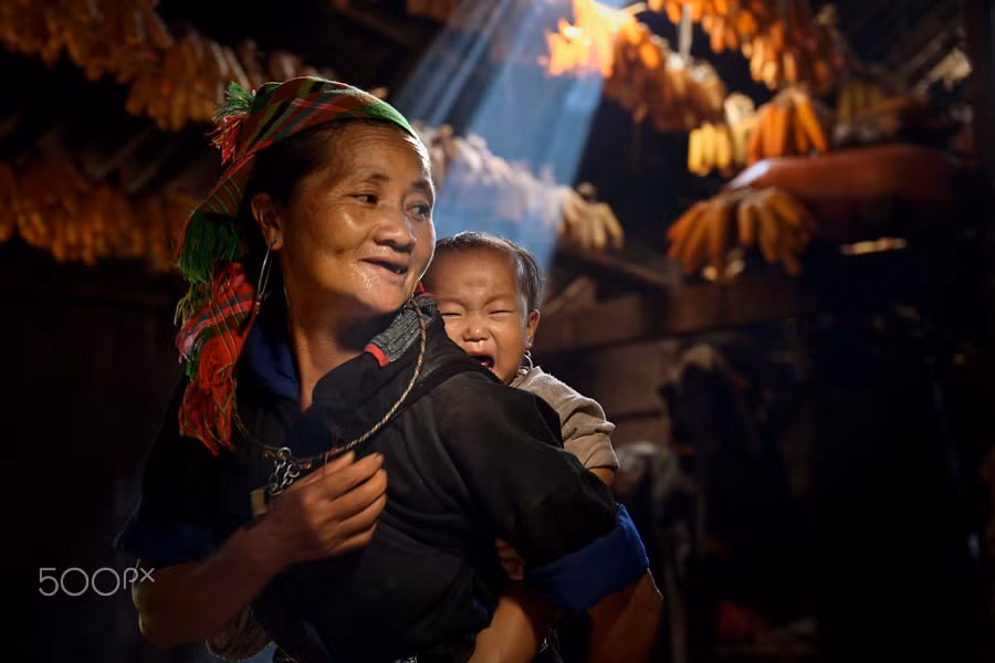 Chân dung hai mẹ con người H'Mông ở Mù Căng Chải mùa thu hoạch ngô.