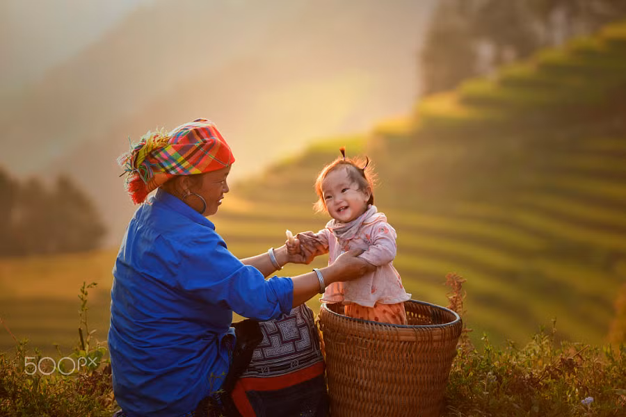 Khoảnh khắc ấm áp của tình mẫu tử, hình ảnh chụp gần Sa Pa.