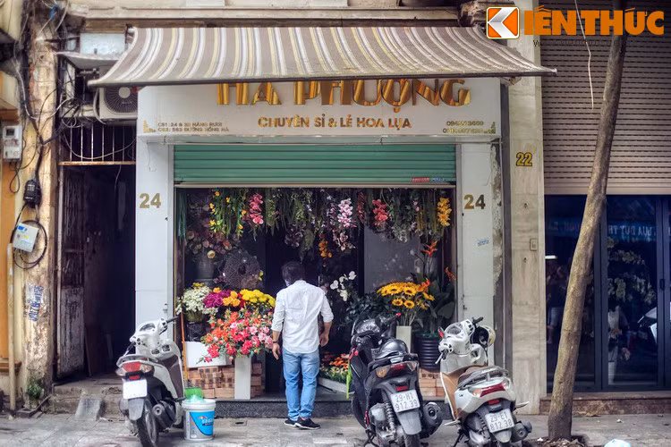 Tại đây, khách hàng có thể tìm mua nhiều loại hoa phố biển như hồng, lay ơn, cúc... được tạo dáng bằng chất liệu lụa hoặc nilông với giá rẻ, đẹp, bền dùng để cắm thay hoa thật. Một số cửa hàng còn mở các lớp dạy cắm hoa nghệ thuật.