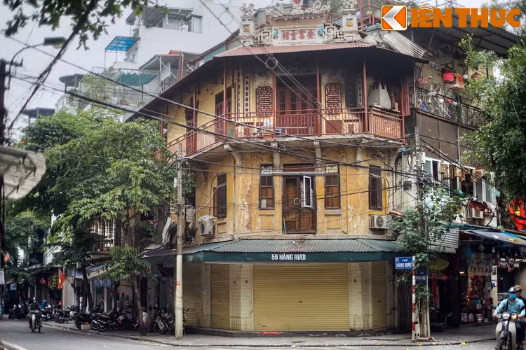 Số 56 Hàng Rươi có đình An Phú, là ngôi đình của thôn An Phú xưa. Nằm trên tầng 3 của khu nhà, đây là ngôi đình nằm ở vị trí cao nhất trong các đình chùa của khu phố cổ Hà Nội.