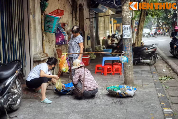 Thời ấy phố Hàng Rươi nằm gần bến sông Hồng. Hằng năm cứ vào mùa rươi (khoảng từ 20/9 – 5/10 Âm lịch) thì có nhiều người từ các vùng Thái Bình, Hải Dương, Hải Phòng, Nam Định mang rươi đến đây bán, họp thành chợ.