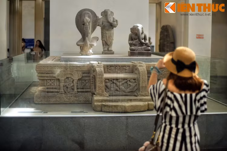 Khi cuộc chiến tranh Việt Nam leo thang ác liệt, nhờ sự vận động của Viện Bảo tàng Guimet bên Pháp, Viện Bảo tàng Chàm được canh giữ cẩn thận, luôn có lính canh gác thường trực nên không bị thiệt hại trong chiến sự.