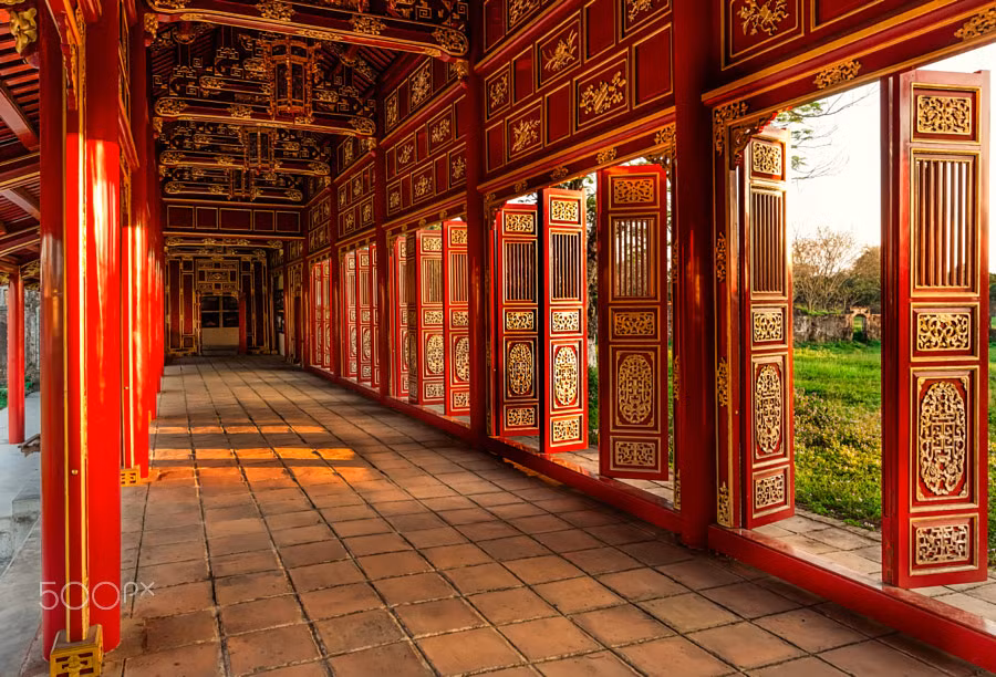 Sắc màu rực rỡ tại Trường lang của Hoàng thành Huế. Ảnh: Olivier Sylvain / 500px.com.