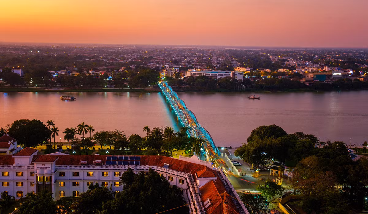 Cầu Trường Tiền lộng lẫy trong ráng chiều màu tím. Ảnh: David Duffy / 500px.com.