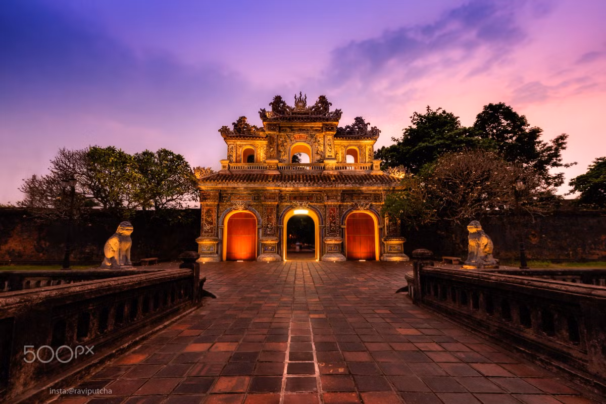 Cổng Hiển Nhơn của Hoàng thành Huế trong buổi chiều tà. Ảnh: Ravi Putcha / 500px.com.