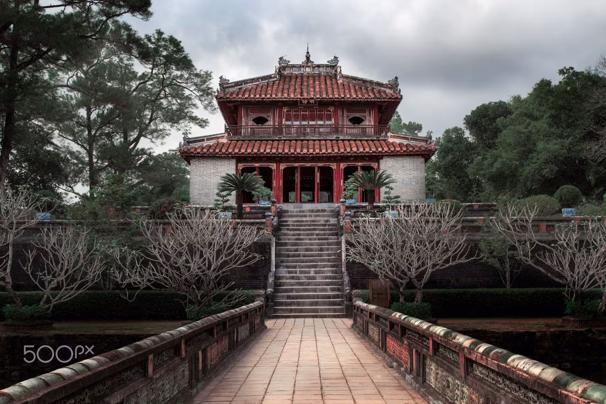 Nte hoài cổ của tòa Minh Lâu trong lăng vua Minh Mạng. Ảnh: Paul Lynch / 500px.com.