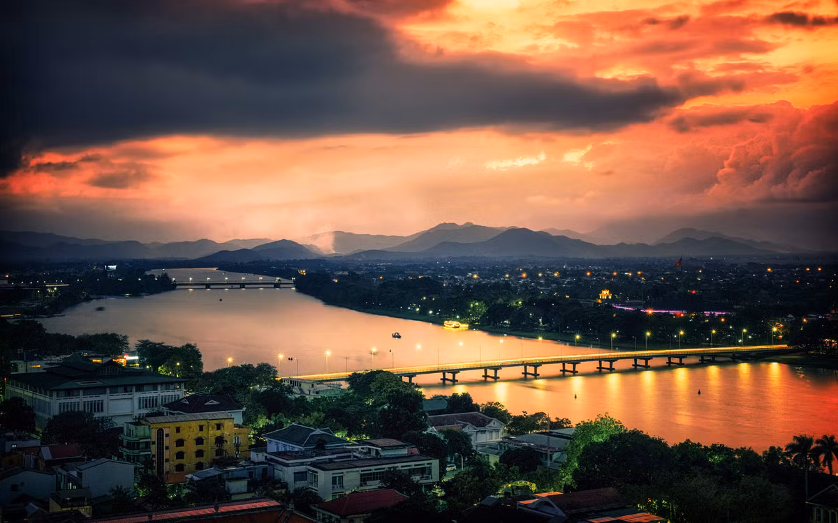 Cảnh hoàng hôn huyền ảo trên sông Hương, dòng sông biểu tượng của Cố đô Huế. Ảnh: David Duffy / 500px.com.