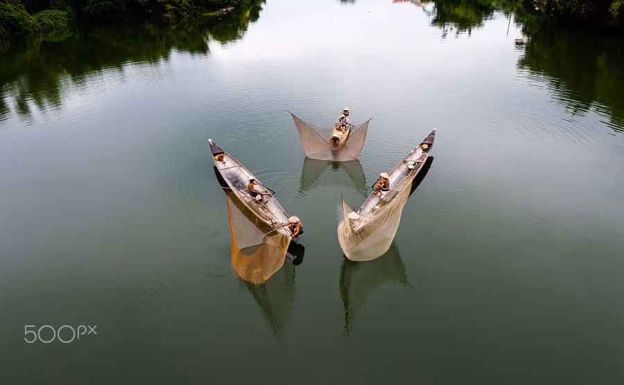 Những người dân chài Huế đánh lưới trên sông. Ảnh: Julia Elisabeth / 500px.com.