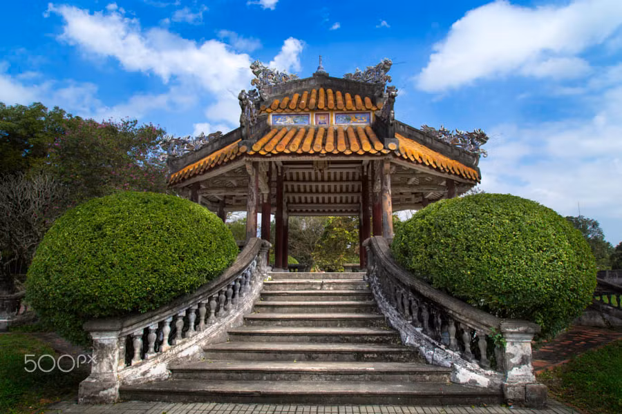 Kiến trúc thanh thoát của lầu bát giác trước điện Kiến Trung ở Hoàng thành Huế. Ảnh: Paul Lynch / 500px.com.