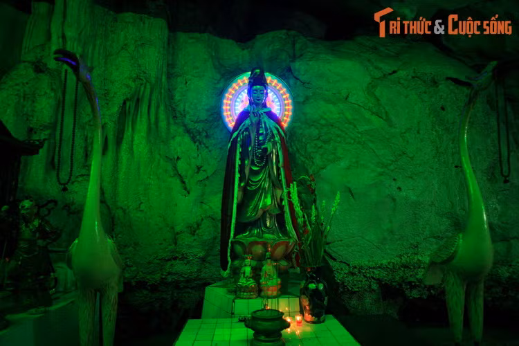 Tên gọi chùa Hang bắt nguồn từ việc chính điện của chùa nằm gọn trong hang động ăn vào lòng núi. Đây là một động đá vôi có hai cửa chạy theo trục Đông Bắc –Tây Nam, chiều dài hơn 50 mét.