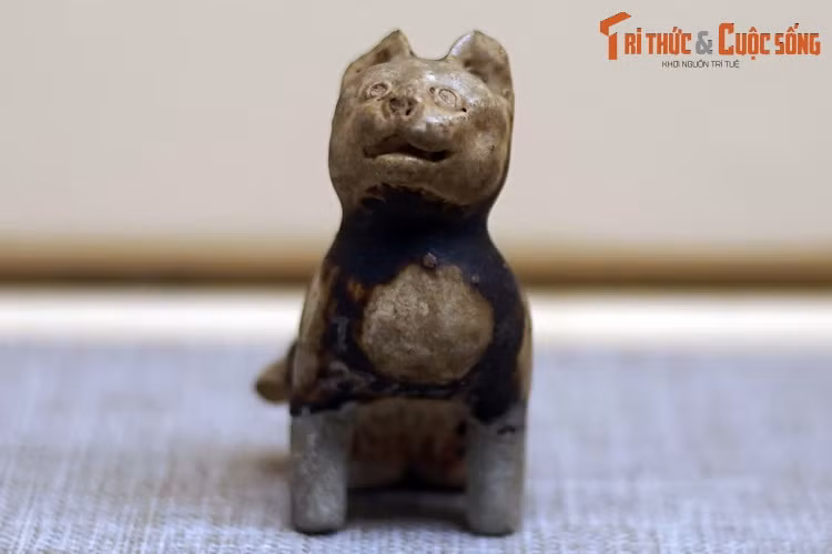 Không rõ người xưa đã dùng chú mèo gốm nhỏ này vào việc gì. Có lẽ đây là một vật trang trí cửa nhà hoặc cũng có thể là một món đồ chơi của trẻ em.