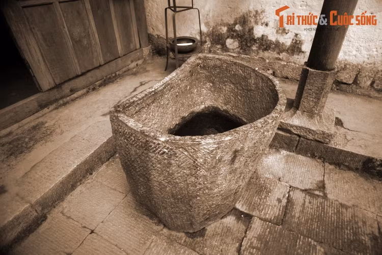  Bồn tắm bằng đá nguyên khối. Hiện vật gốc của Dinh Vua Mèo không còn lại nhiều. Nổi bật trong số đó là chiếc bồn tắm tạc từ đá nguyên khối. Tương truyền, chỉ có những người vợ của ông Vương Chính Đức mới được sử dụng bồn, và nước tắm không phải nước bình thường mà là sữa dê đun nóng.