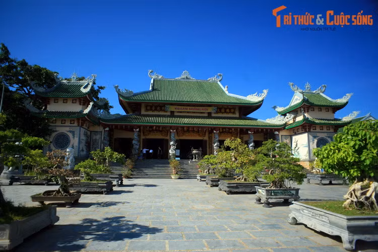 Chùa tọa lạc trên khu đất rộng 20 ha với những hạng mục chính điện, nhà tổ, giảng đường, tăng đường, thư viện, nhà ăn, nhà cầu, vườn tượng các vị la hán...