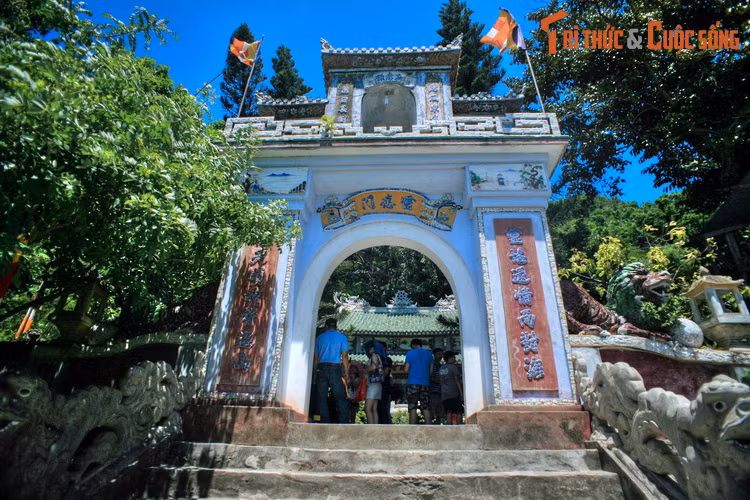 2. Tọa lạc ở phía Đông núi Thủy Sơn, chùa Linh Ứng - Non Nước là một ngôi chùa nổi tiếng khác thuộc quần thể di tích danh thắng Ngũ Hành Sơn. Chùa được xây vào đời vua Gia Long với tên gọi ban đầu là Ứng Chân. Đến năm 1841, vua Thành Thái cho đổi tên chùa là Linh Ứng tự.