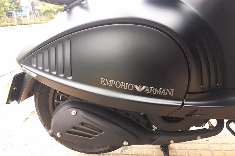 Ngoài ra thì trên xe còn có dòng chữ Emporio Armani trên ốp thân sau cùng logo đại bàng màu kim loại nằm ở khớp tròn dưới yên.