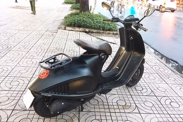 Chiếc Vespa 946 Emporio Armani ra đời nhân kỷ niệm 40 năm thành lập tập đoàn thời trang Giorgio Armani và 130 năm thành lập tập đoàn Piaggio Group vừa được sang tay cho một chủ mới tại Sài Gòn.