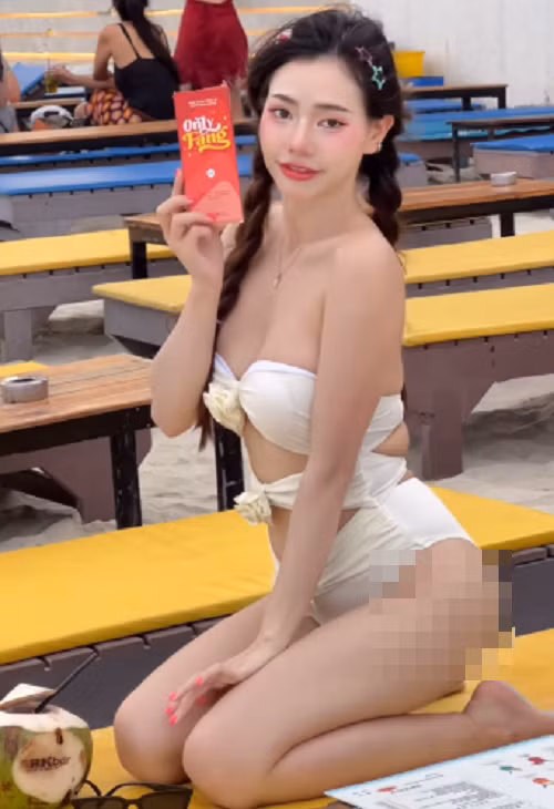 Việc mặc bikini dạo phố với cô nàng là chuyện thường ngày.