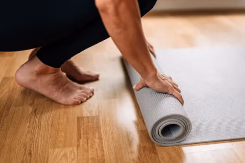  Tăng cường tập luyện. Vận động giúp tiết mồ hôi nhiều hơn. Chuyên gia nhận thấy, mồ hôi giúp làm sạch các tuyến, mang lại mùi tự nhiên cho cơ thể rất tốt.
