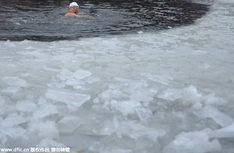 Mặc dù tiết trời khá lạnh, nhưng điều đó cũng không ngăn được người đàn ông này tới hồ nước để bơi.