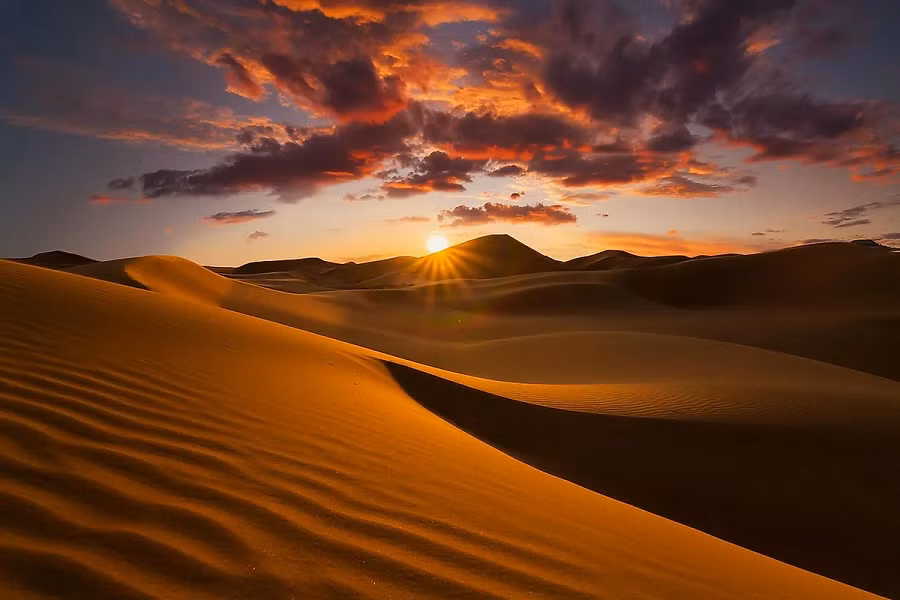  Sa mạc Sahara là một trong những khu vực sa mạc lớn nhất thế giới, trải dài trên hơn 9 triệu km² đất liền châu Phi.