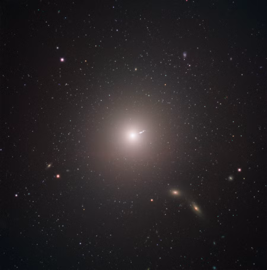 Trong những năm gần đây, Messier 87 đã được quan sát rất kỹ bằng các thiết bị quan sát khác nhau, trong đó có kính viễn vọng không gian Hubble và mạng lưới quan sát toàn cầu EHT (Event Horizon Telescope).