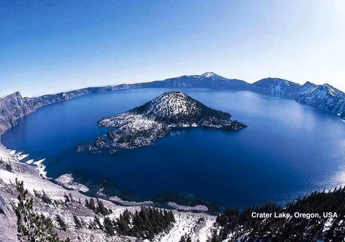 4. Hồ Crater và trận chiến giữa các vị thần: Trong sử thi, hồ Crater từng là một ngọn núi cao với tên gọi Mazamađây là nơi sinh sống của Llao, vị thần cai quản địa ngục. Llao có một trận chiến với thần cai quản bầu trời Skell, tạo ra những khối cầu lửa bay phía trên Mazama và ngọn núi bên cạnh Shasta. Llao thua trong trận chiến nên phải quay lại địa ngục. Skell đánh sập ngọn núi Mazama phía trên để giam cầm Llao mãi mãi, tạo thành hồ nước Crater như ngày nay.
