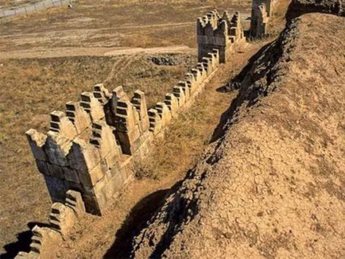 Nineveh là một thành phố thịnh vượng và giàu có, với nền kinh tế phát triển và các hoạt động thương mại sôi động. Nền văn minh này cũng nổi tiếng với kiến trúc và nghệ thuật, bao gồm các tòa nhà cao tầng, cổng thành và các bức tượng đá khổng lồ.