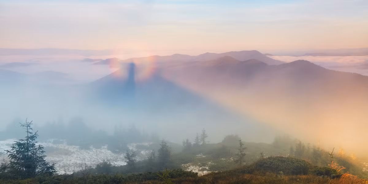 Tuy nhiên, thực tế là Brocken spectre hay " bóng ma núi" là kết quả của sự phản chiếu ánh sáng của Mặt Trời khi một người đứng trên đỉnh núi cao hắt bóng xuống đám mây hoặc sương mù ở phía dưới.